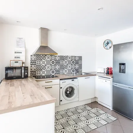 Cosy 7 Minutes Walk From The Sea!